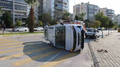 Otomobille çarpışan ticari araç yan yattı: 1 yaralı