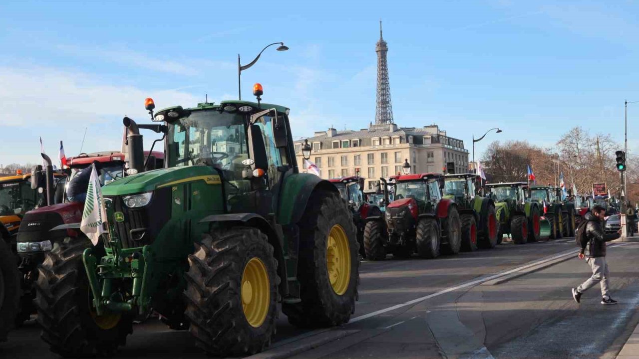 Paris’te çiftçilerden 350’den fazla traktörle AB-Mercosur anlaşmasına protesto