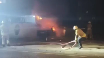 Park halindeki otomobil alev alev yandı