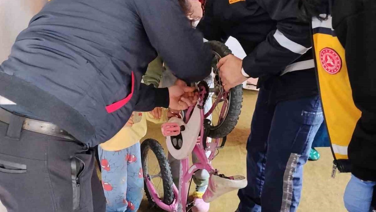 Parmağı bisiklet zincirine sıkışan çocuğu itfaiye kurtardı