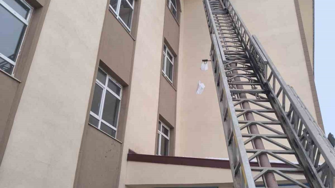 Patnos’ta buz sarkıtlarına karşı uyarı