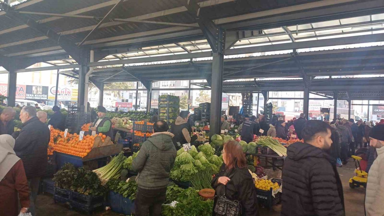 Pazarda zam şampiyonu salatalık