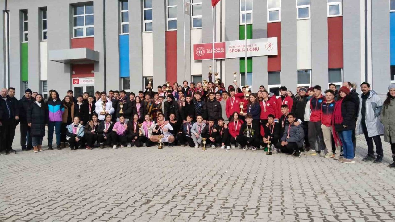 Pazarlar Spor Lisesi 50 madalya ve kupa kazandı