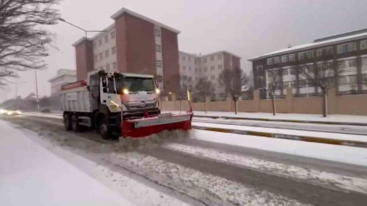 Pendik Belediyesi’nin karla mücadele çalışmaları tüm hızıyla sürüyor