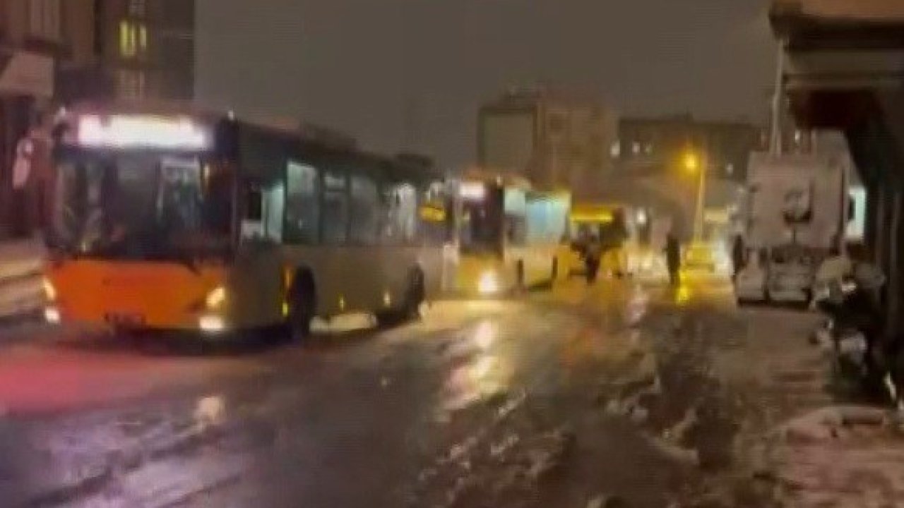 Pendik’te ekipler karları temizledi, lastiği uygun olmayan İETT otobüsü yolda kaldı