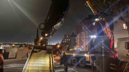 Pendik’te otomobil apartman bahçesine uçtu: 2 yaralı