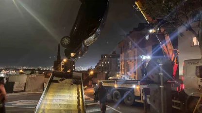 Pendik’te otomobil apartman bahçesine uçtu: 2 yaralı