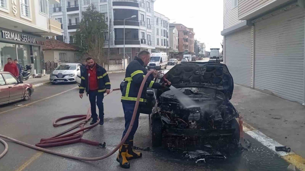 Pınarhisar’da park halindeki otomobil alevlere teslim oldu