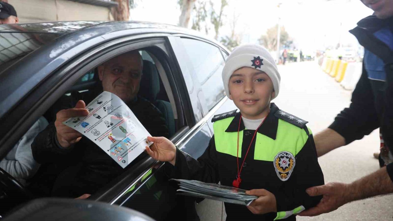 Polis ve jandarma kamuflajı ile denetim yapan depremzede çocuklar yürekleri ısıttı