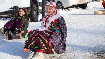 Poşet ve leğenle kayıyorlardı, kızak hediyesi türkü yaktırdı