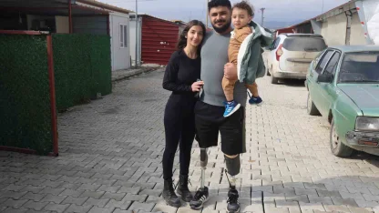 Protez bacaklarıyla yeniden yaşama tutunan depremzede Emre, yuva kurup evlat sahibi oldu