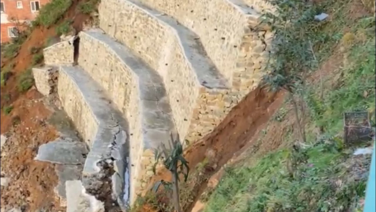 Rize’de istinat duvarı çöktü: 2 ev tedbir amaçlı boşaltıldı