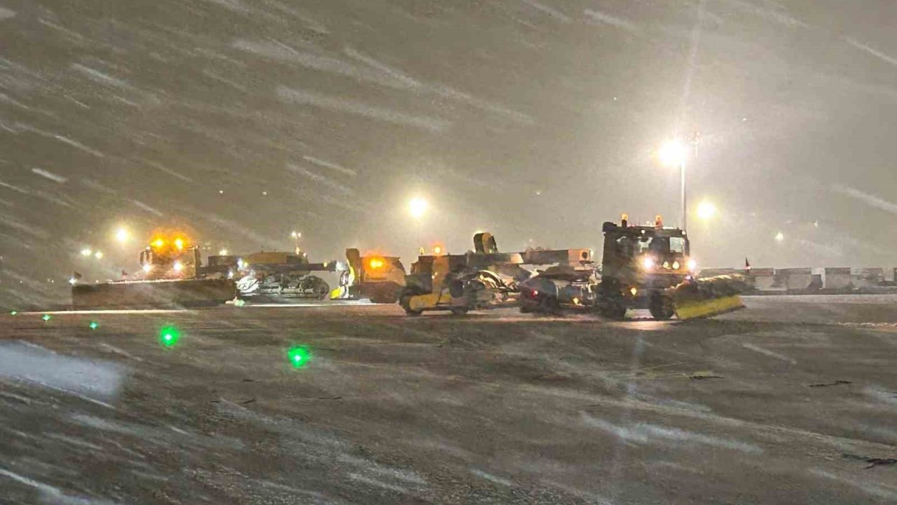 Sabiha Gökçen Havalimanı’nda karla mücadele çalışması