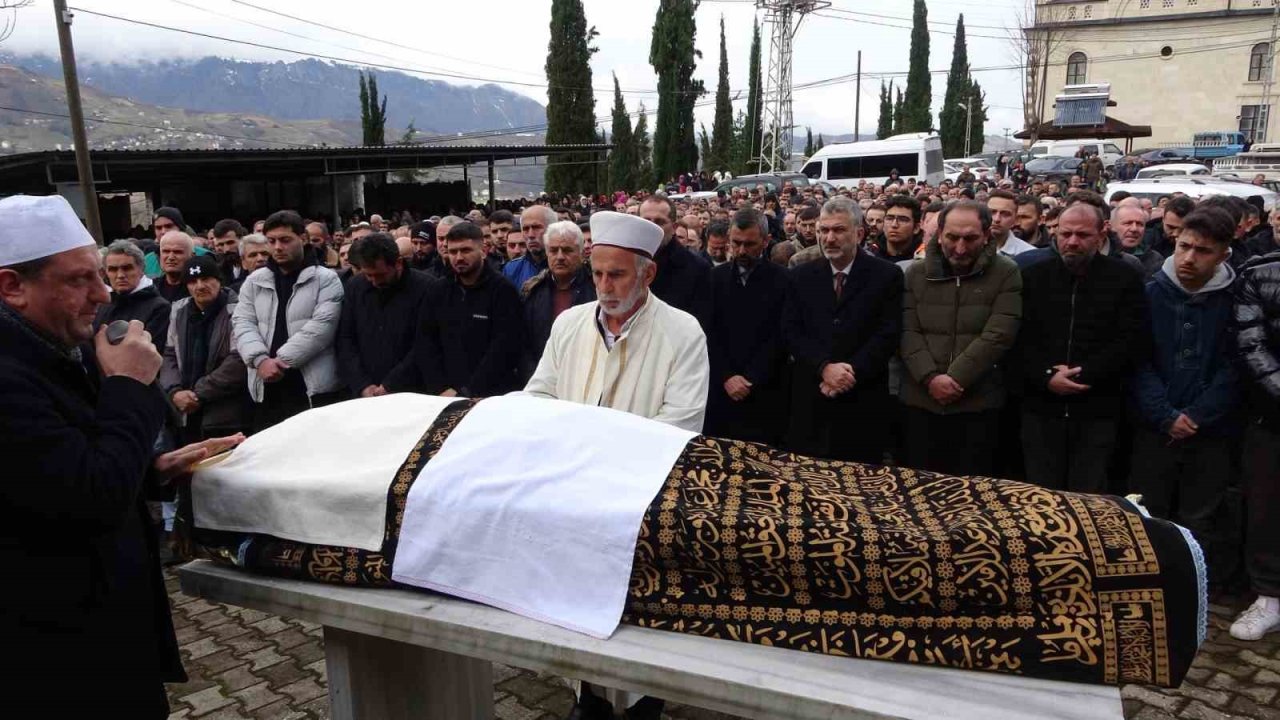 Saç ekimi için gittiği estetik merkezinde fenalaşarak hayatını kaybeden şahıs son yolculuğuna uğurlandı