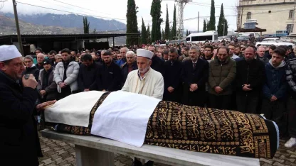 Saç ekimi için gittiği estetik merkezinde fenalaşarak hayatını kaybeden şahıs son yolculuğuna uğurlandı