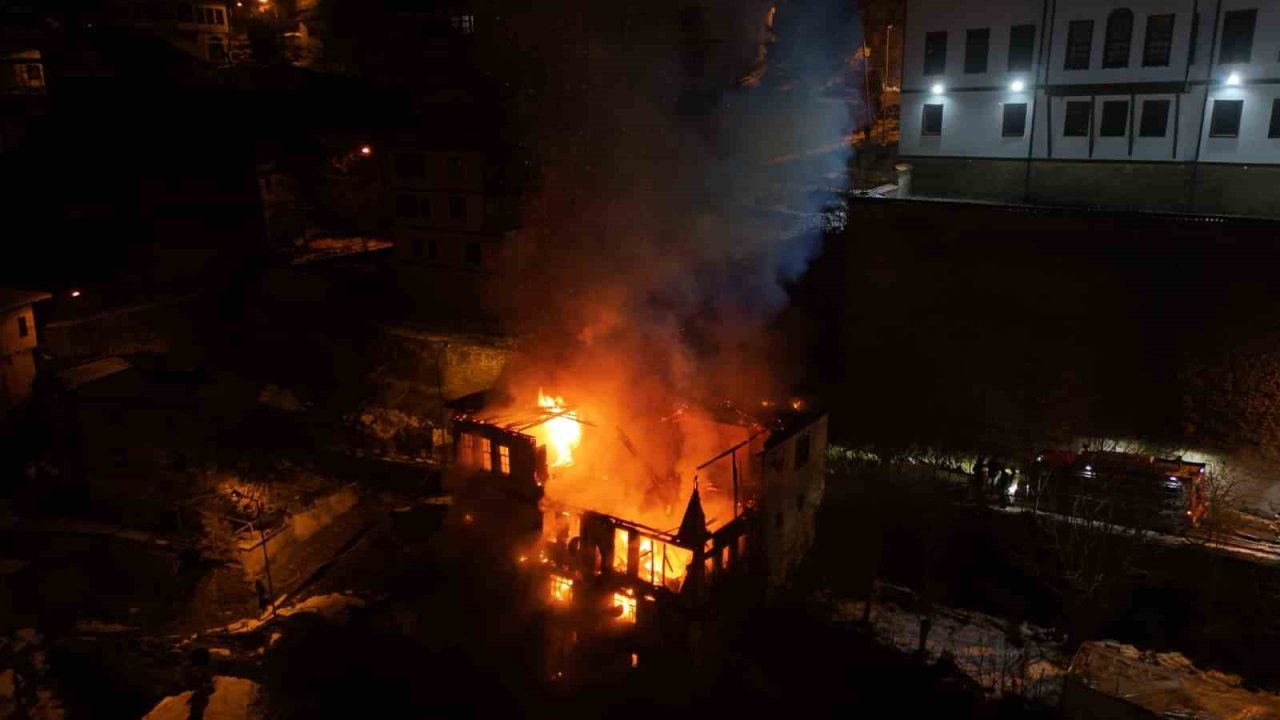 Safranbolu’da 200 yılık tarihi konak alevlere teslim oldu