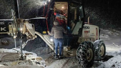 Sağlık ekipleri greyder eşliğinde 1 yaşındaki Mina’ya ulaştı