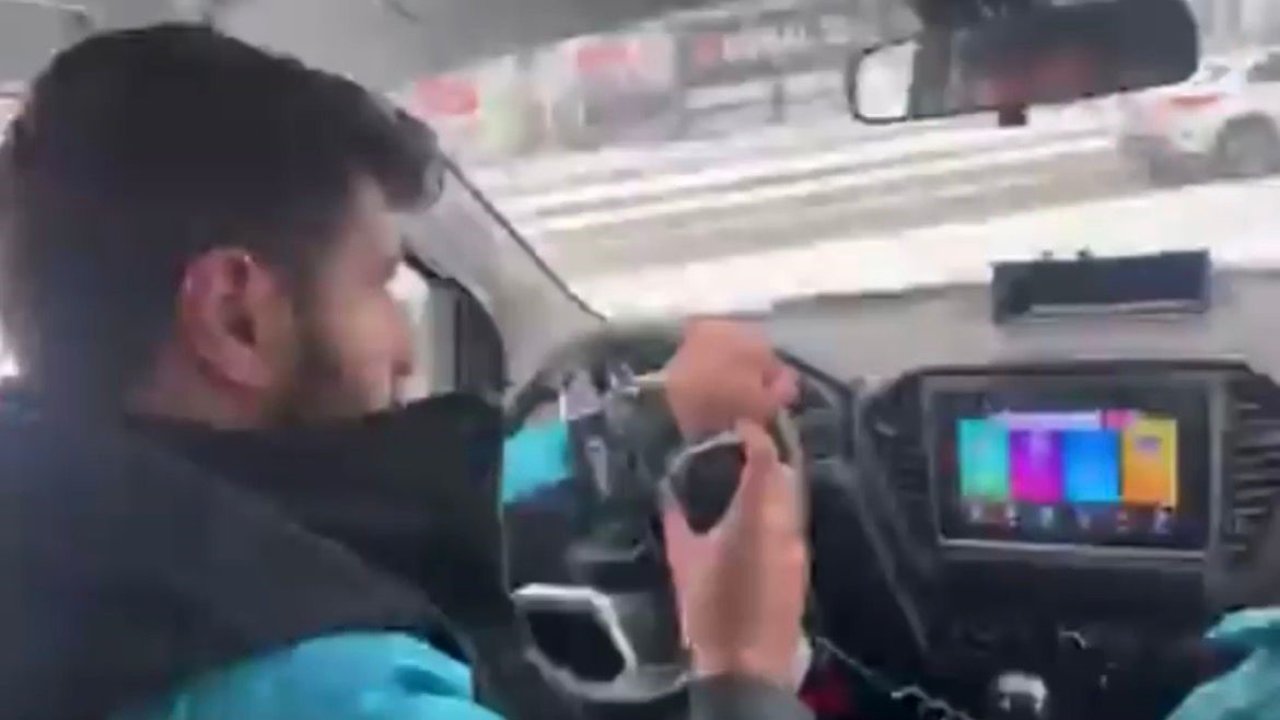 Sağlık ekipleri zorlu kar yolculuğunun ardından hastaya ulaştı