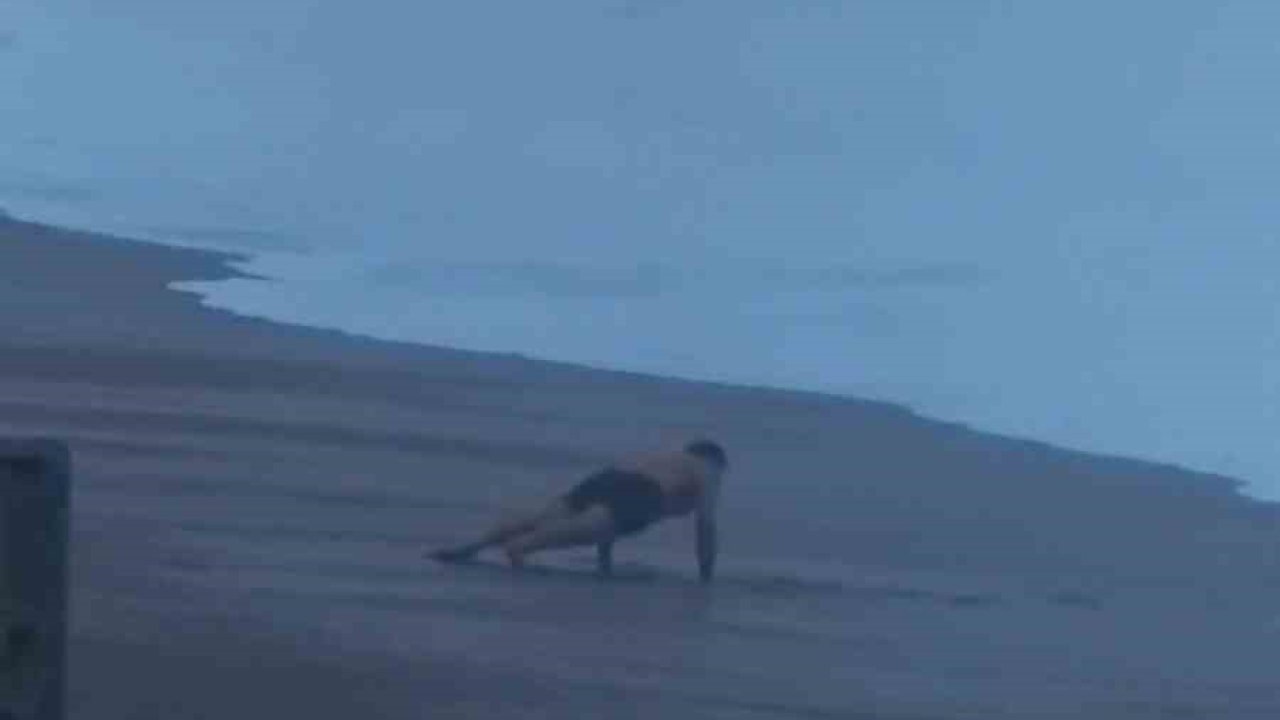 Sahilde şınav çekti, 2 metrelik dalgaları görünce koşarak kaçtı