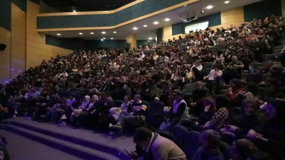 Sakarya’da "Güne Bakan Cam Kırıkları" oyunu sahnelendi