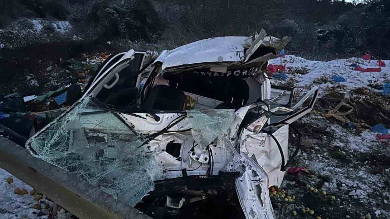 Sakarya’da kamyonet takla attı: Baba ve oğlu yaralandı