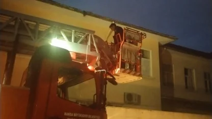 Salihli’de çatıda mahsur kalan kedi kurtarıldı