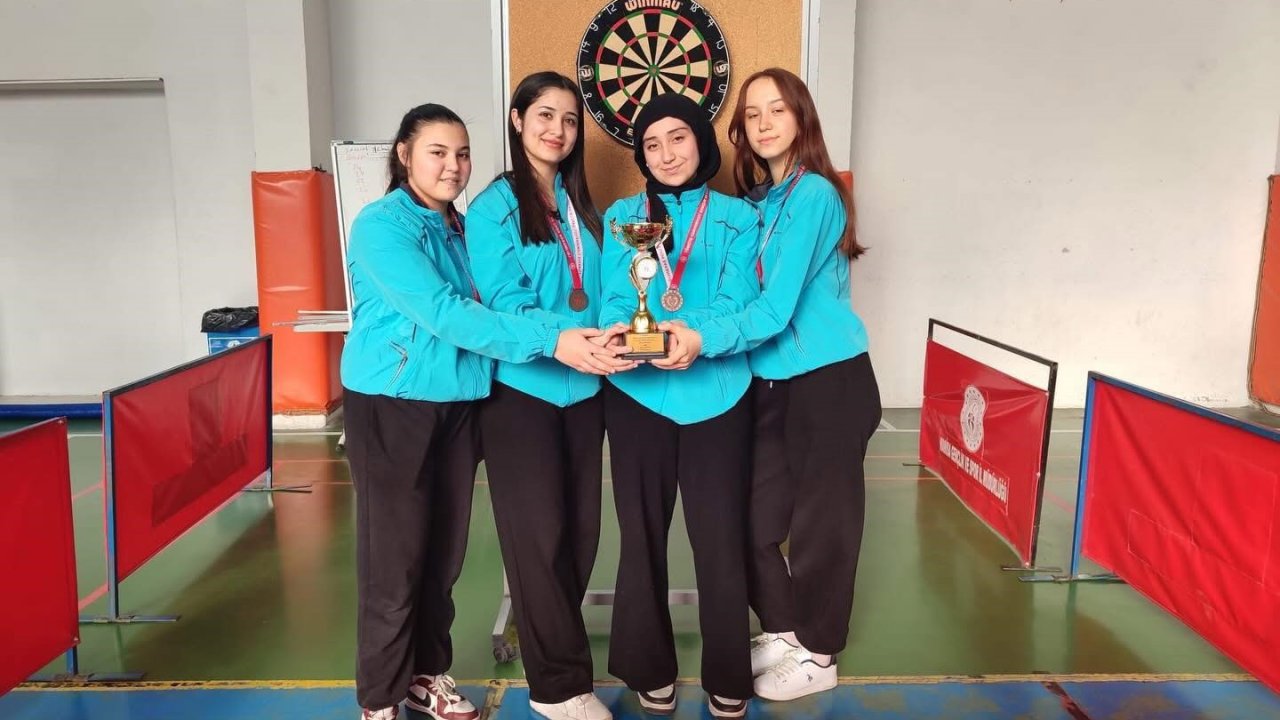 Salihli’nin genç dartçıları il üçüncülüğü sevinci yaşadı