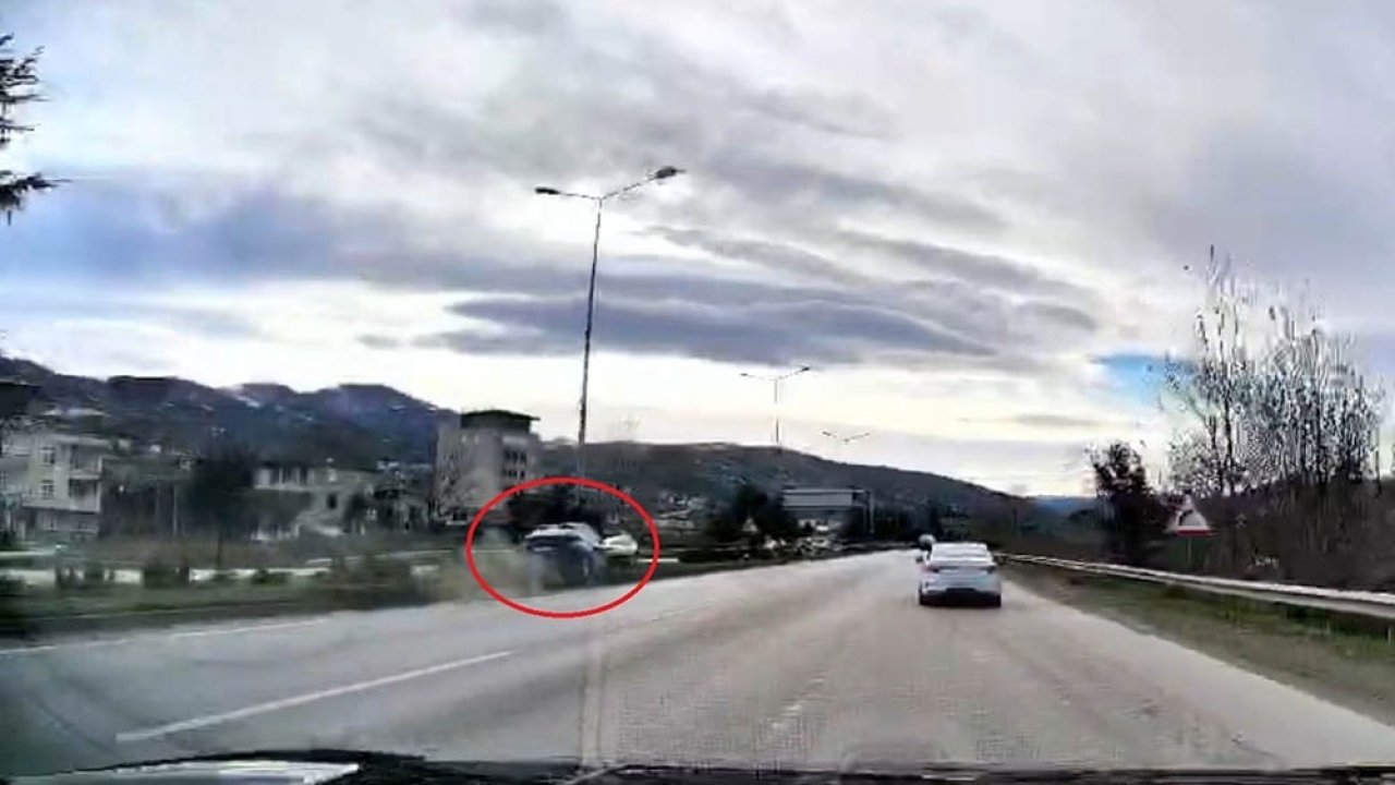 Samsun’da cenaze dönüşü 4 kişinin yaralandığı kaza araç kamerasına yansıdı