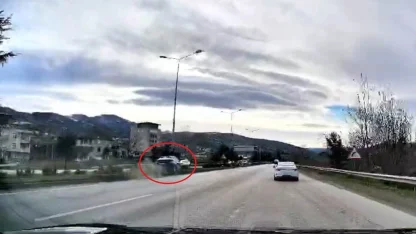 Samsun’da cenaze dönüşü 4 kişinin yaralandığı kaza araç kamerasına yansıdı