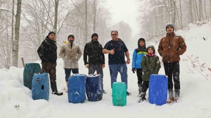 Samsun’da kar eğlencesi: Vatandaşlar bidonlarla karın keyfini çıkardı