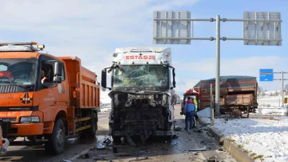 Samsun’da tır ile kamyonet çarpıştı: 2 yaralı