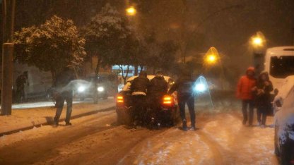 Samsun’da yoğun kar yağışı sürücülere zor anlar yaşattı