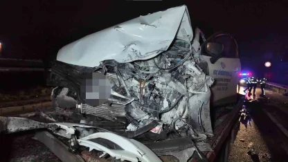 Sancaktepe’de ters şeritte ilerleyen otomobil dehşet saçtı: İki araç çarpıştı, 2 kişi yaralandı