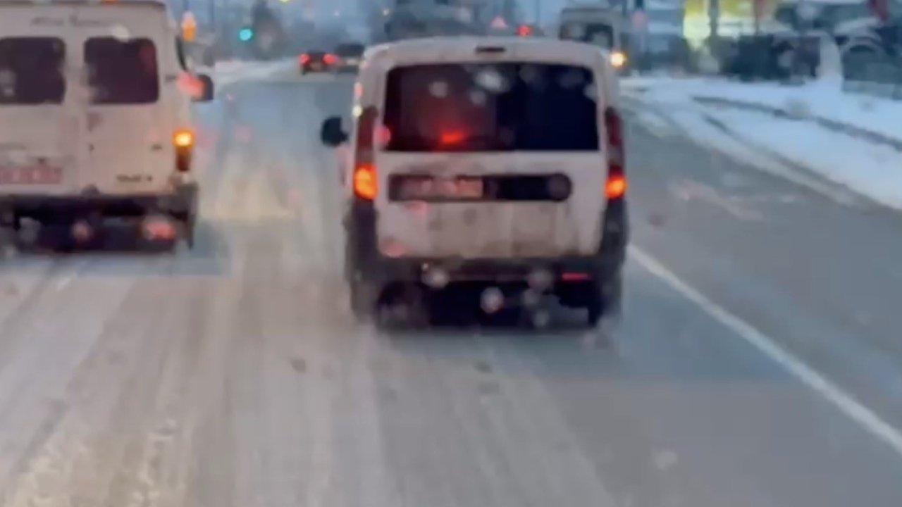 Saniyelerle yarışan itfaiyeye aracına yol vermedi