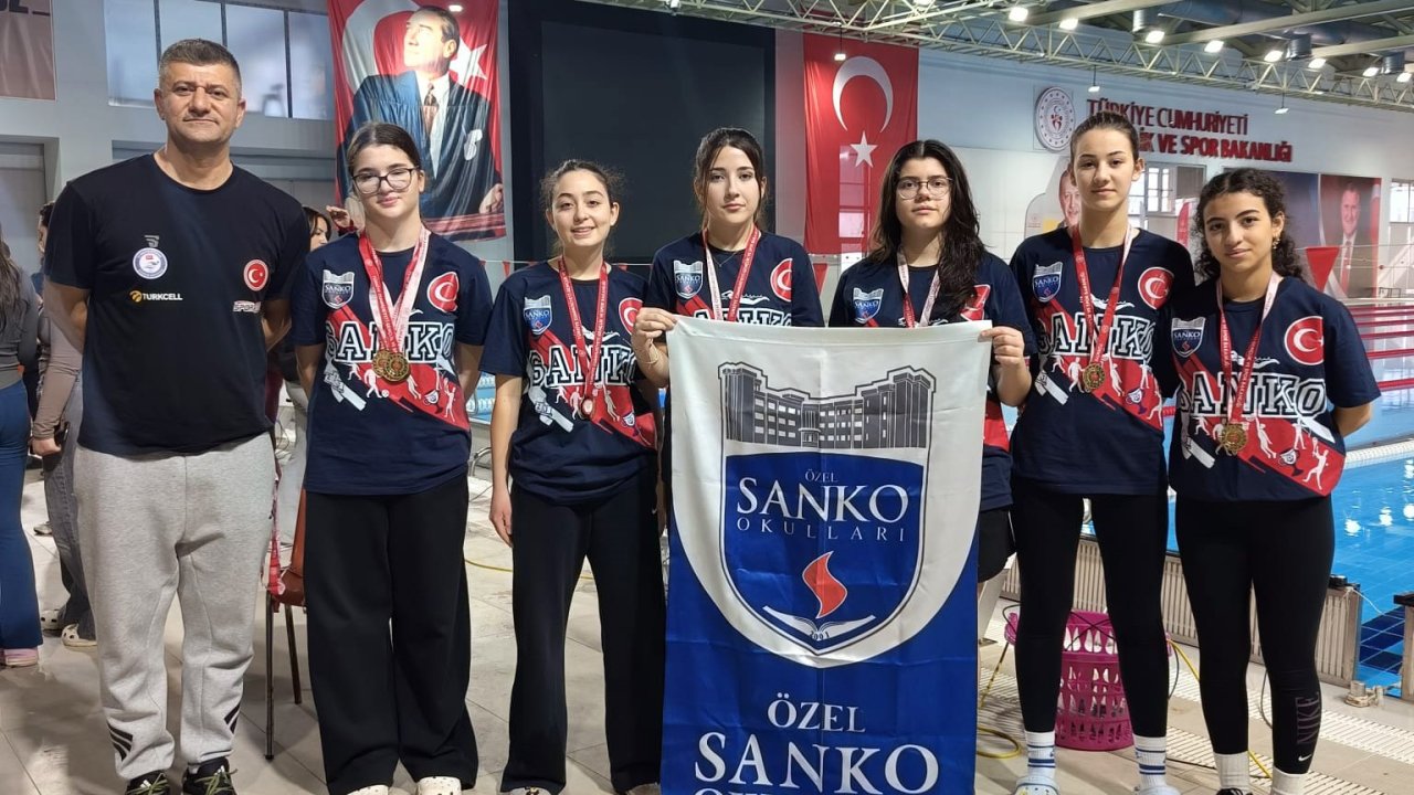 SANKO Okulları genç kız yüzme takımı, bölge şampiyonu oldu