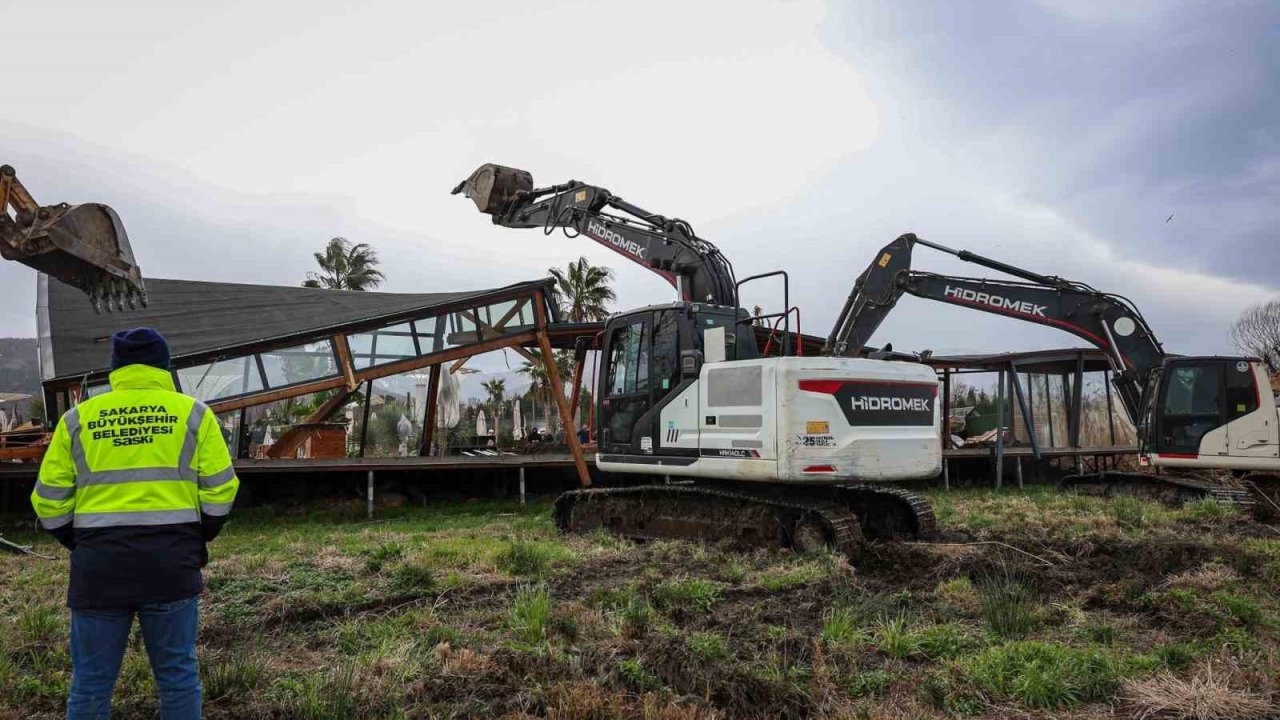 Sapanca Gölü kıyısında kaçak iskele ve yapı yıkımları devam ediyor: 89 yapı kaldırıldı