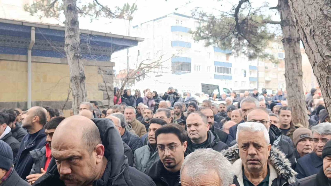 Saplantılı sevgilisi tarafından öldürülen Gözde Akbaba, son yolculuğuna uğurlandı