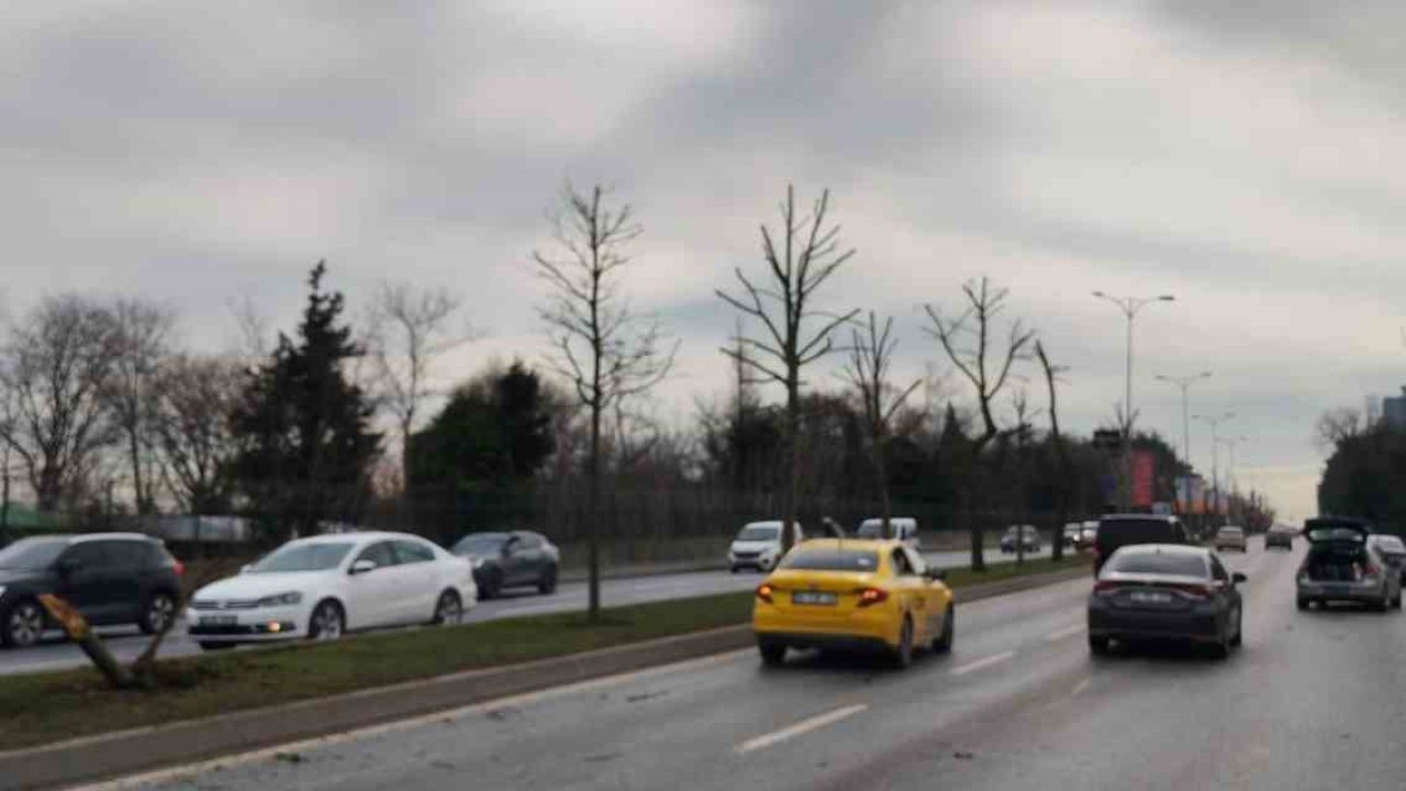 Sarıyer’de kontrolden çıkan otomobil karşı şeritteki araçla çarpıştı: Kaza anı kamerada