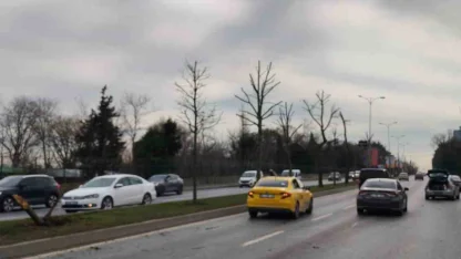 Sarıyer’de kontrolden çıkan otomobil karşı şeritteki araçla çarpıştı: Kaza anı kamerada