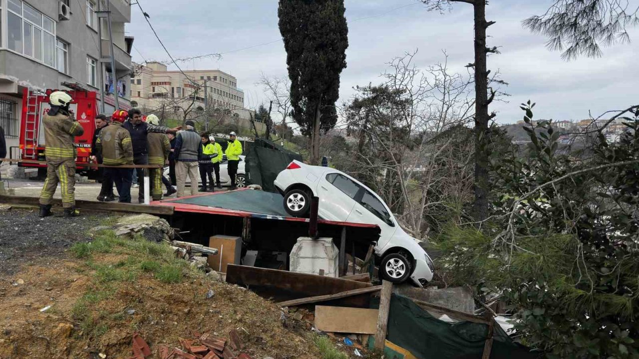 Sarıyer’de vitesi karıştırdı, otomobil kamelyanın üzerine uçtu