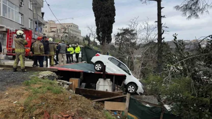 Sarıyer’de vitesi karıştırdı, otomobil kamelyanın üzerine uçtu