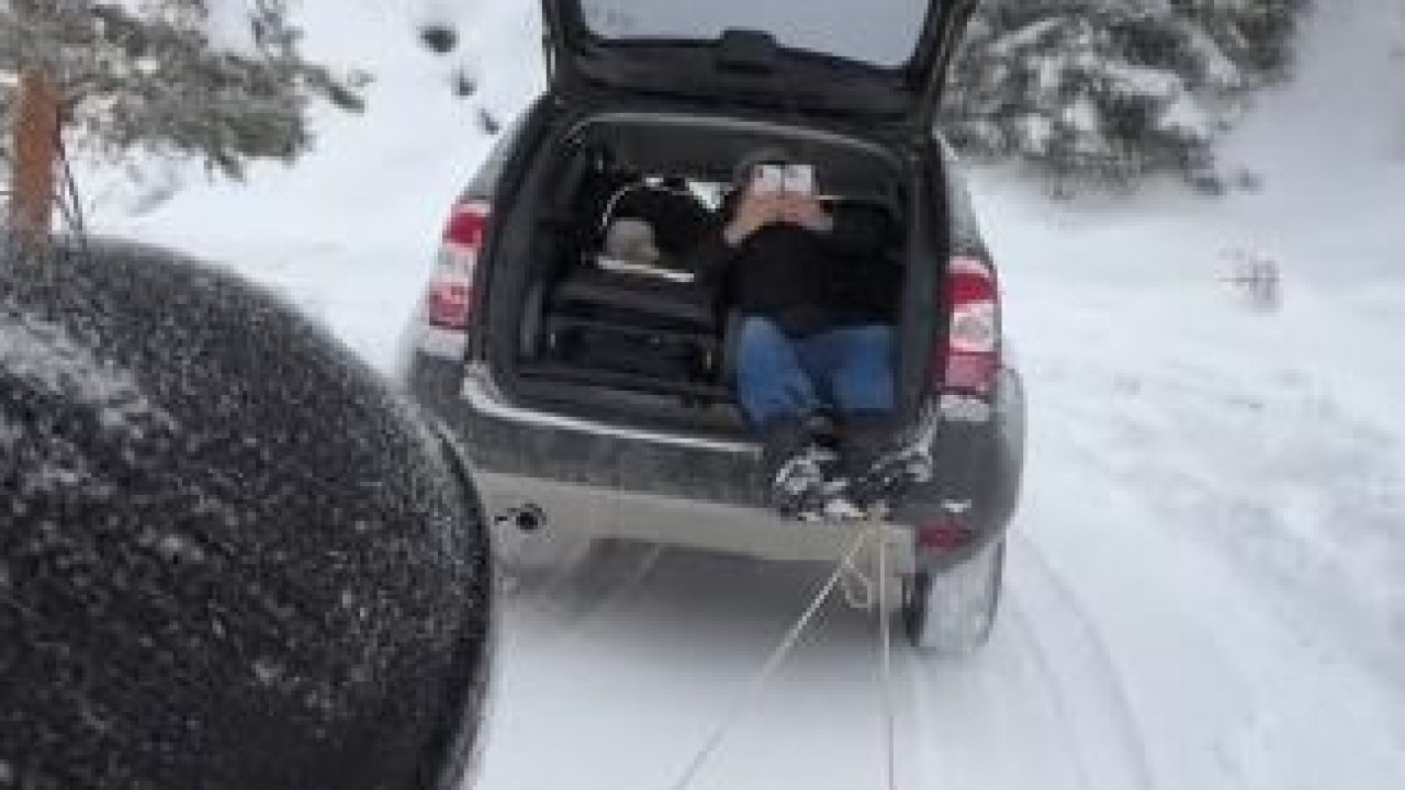 Şavşat’ta geleneksel tahta kızaklarla kış eğlencesi