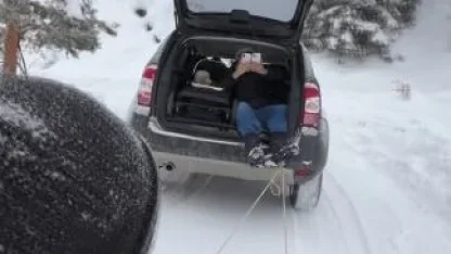 Şavşat’ta geleneksel tahta kızaklarla kış eğlencesi