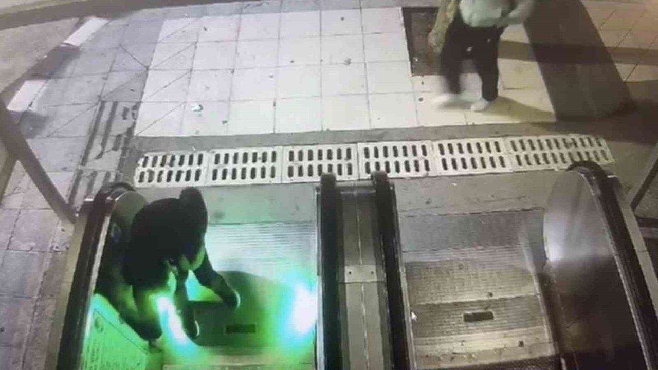 Şehir magandaları kamerada: Yürüyen merdiveni durdurup kaçtılar