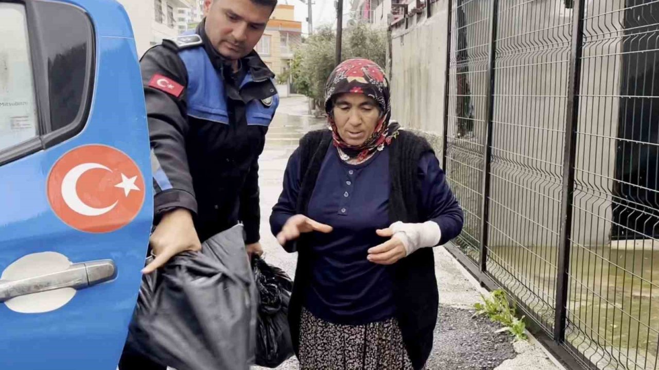 Sel riskine karşı sahada olan zabıta ekipleri vatandaşa yardım etti