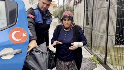 Sel riskine karşı sahada olan zabıta ekipleri vatandaşa yardım etti
