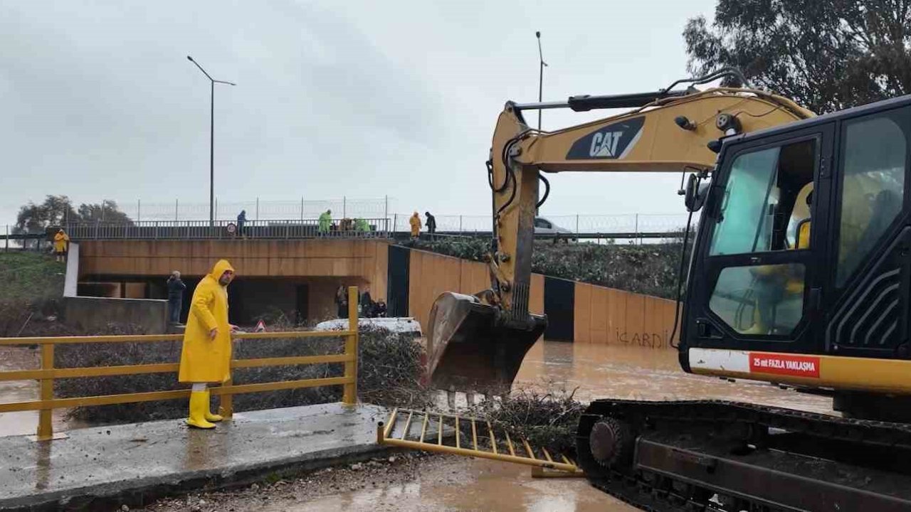 Sel suları yükselince minibüsün üzerinde mahsur kalan vatandaşları belediye ekipleri kurtardı