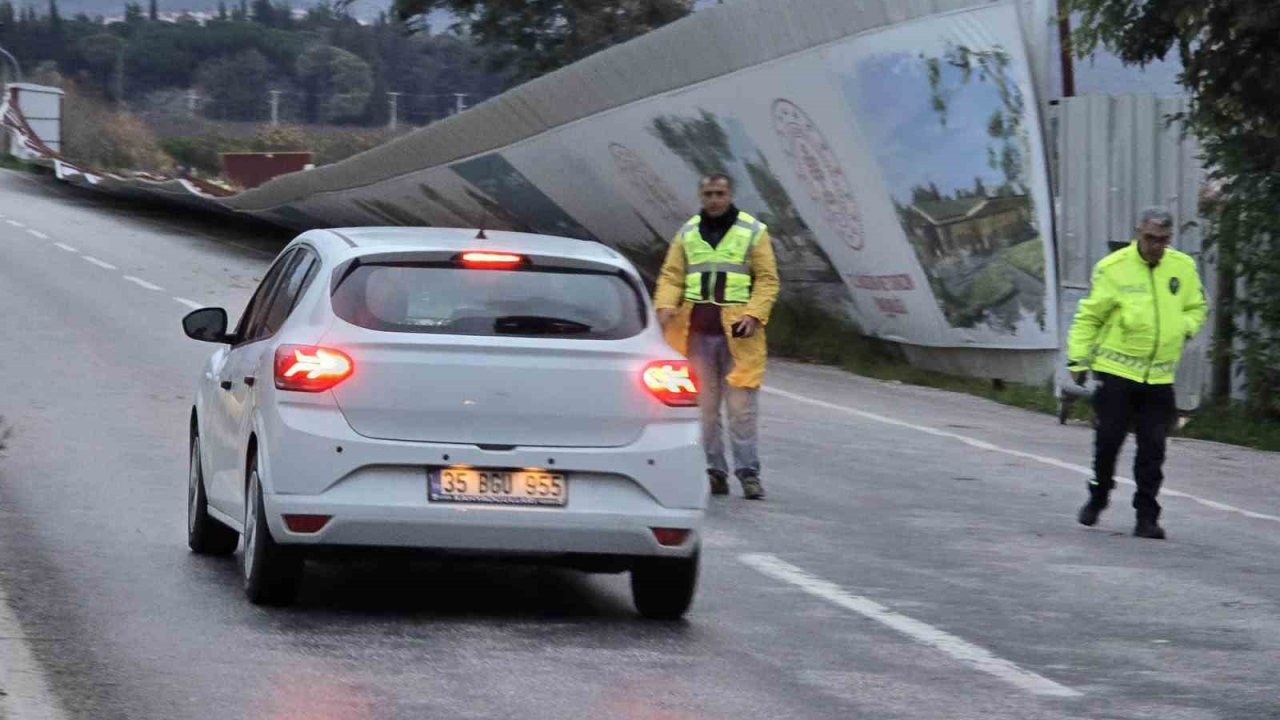 Selçuk’ta fırtına yol kenarında dev panoları yola savurdu