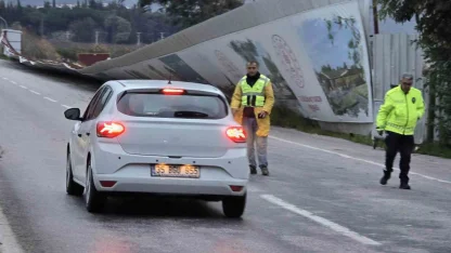Selçuk’ta fırtına yol kenarında dev panoları yola savurdu