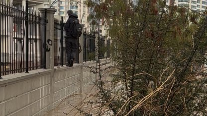 Selde kaldırım kayboldu, hastane duvarından yürüyerek geçti